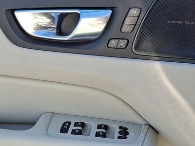 2023 Volvo XC60 B6 Ultimate Bright Theme
