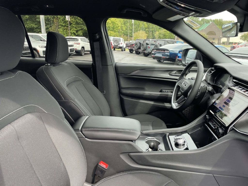 2027 Jeep Grand Cherokee GRAND CHEROKEE LAREDO 4X4