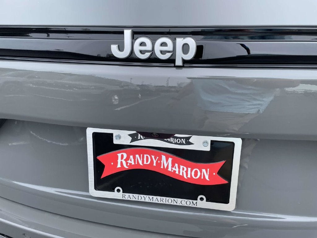 2027 Jeep Grand Cherokee GRAND CHEROKEE LAREDO 4X4