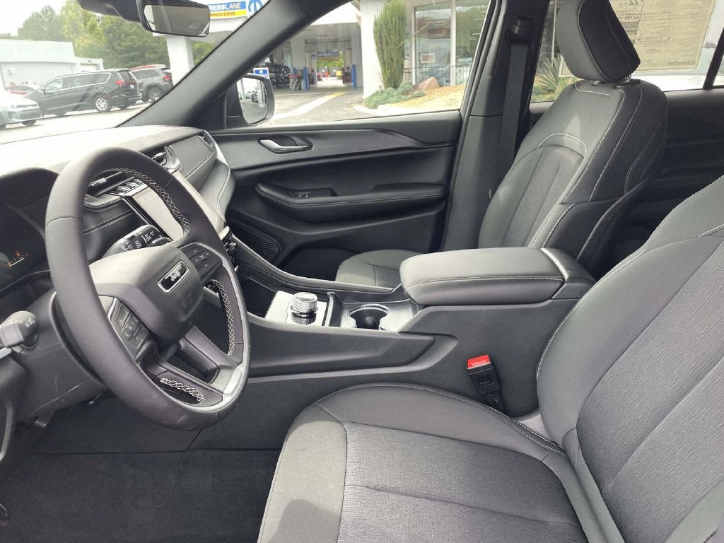 2027 Jeep Grand Cherokee GRAND CHEROKEE LAREDO 4X4