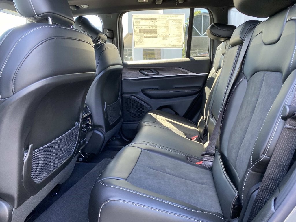 2027 Jeep Grand Cherokee GRAND CHEROKEE LAREDO ALTITUDE 4X4