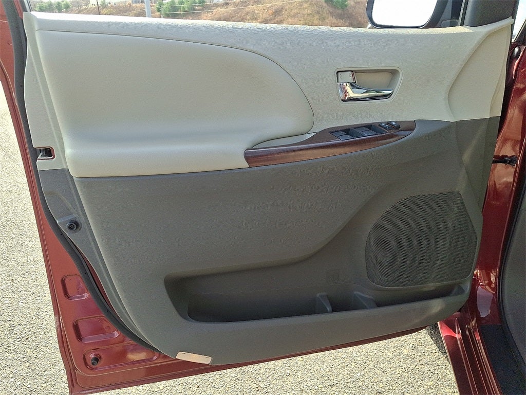 2014 Toyota Sienna XLE 8 Passenger