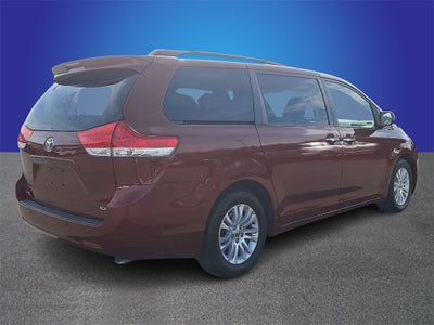 2014 Toyota Sienna XLE 8 Passenger