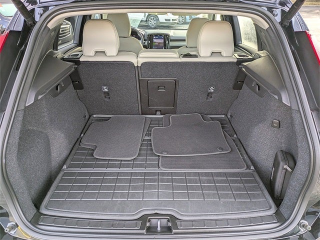 2023 Volvo XC40 B5 Plus Dark Theme