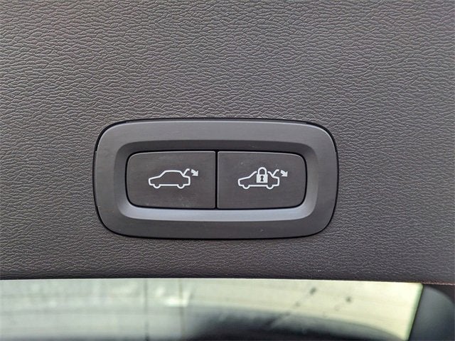 2023 Volvo XC40 Plus Dark Theme