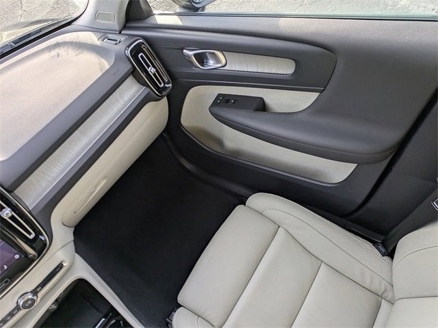 2023 Volvo XC40 Plus Dark Theme