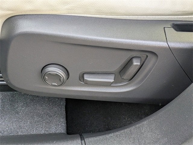 2023 Volvo XC40 Plus Dark Theme