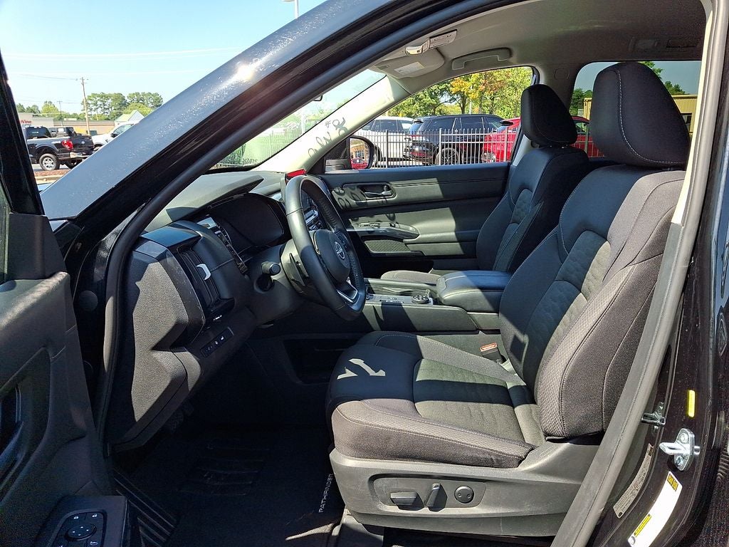 2025 Nissan Pathfinder SV