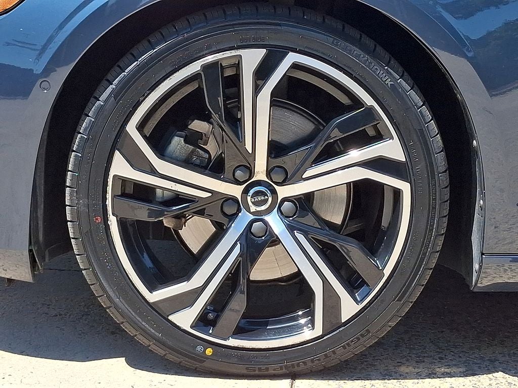 2024 Volvo S60 B5 Plus Dark Theme